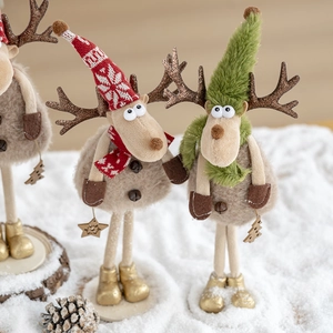 Figurine creative di renne di Natale in peluche con cappelli e sciarpe su base innevata