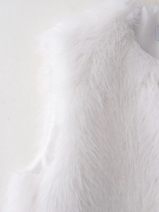 Dettaglio macro della texture in finta pelliccia bianca soffice di un gilet chic da donna