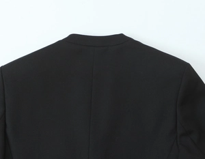 Détail de la couture arrière et de l'épaule d'une veste noire en tissu premium