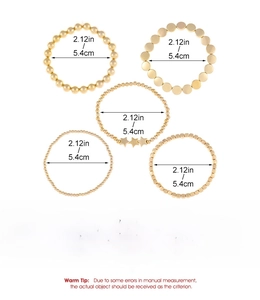 Dettagli del set di 5 braccialetti con perline dorate e varie forme geometriche e stelle
