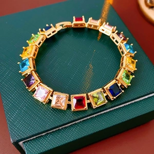Détail d'un bracelet vintage en or orné de zircons multicolores de coupe carrée