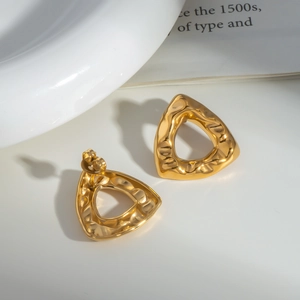 Geometrische goldene Dreieck-Ohrringe mit gehämmerter Textur für Damen