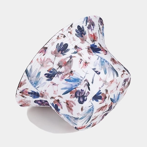 Détail d'un chapeau bob à fleurs avec motifs aquarelle et coutures de bord renforcées
