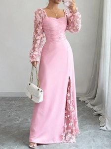 Détail de la robe de soirée en mousseline rose avec fleurs 3D et fente latérale haute