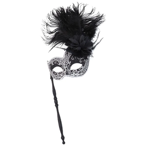 Maschera per travestimento con piume nere, pizzo argento e bastoncino per feste cosplay
