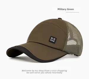 Detail der militärgrünen Mesh-Baseballkappe mit M-Logo und geprägtem Sports-Schirm