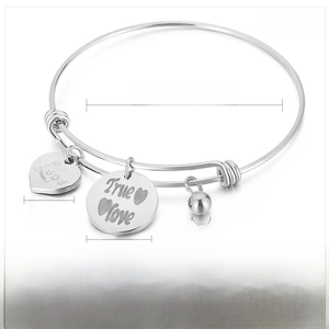 Detail van roestvrijstalen armband met hartvormige Love en True Love gegraveerde bedels