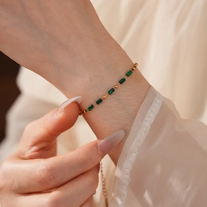 Bracelet de style bohème avec perles dorées et pierres rectangulaires vert foncé
