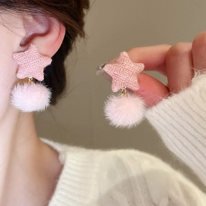 Ohrhänger mit rosa gestricktem Stern und flauschigem Plüschball für Damen im Herbst