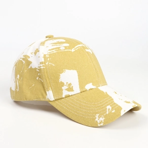 Vue détaillée de la casquette de baseball en coton tie-dye jaune gingembre avec motif carte