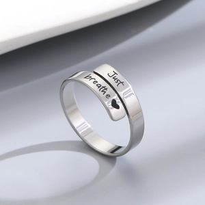 Macro dell'anello regolabile argento con incisione Just Breathe e piccolo cuore