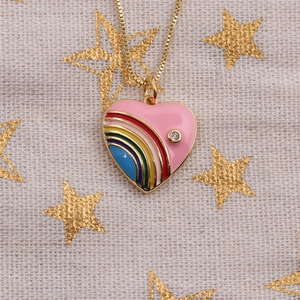 Collana a cuore in smalto rosa con motivo arcobaleno e zircone su catena d'oro, fondo beige
