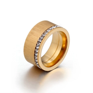 Anello a fascia larga dorata con finitura opaca spazzolata e cristalli bianchi pavé