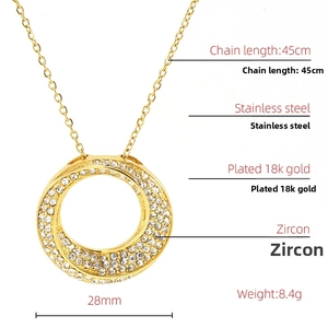 Détail du pendentif zircone de 28mm avec chaîne de 45cm et placage en or 18 carats