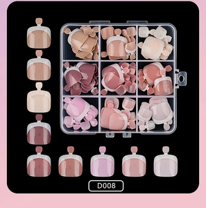 Nahaufnahme des 9-Fächer-Sets mit glänzenden French-Press-on-Zehennägeln in Rosa und Nude