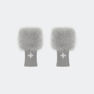 Vue détaillée de mitaines grises en tricot avec bordure en fausse fourrure et logo fleur