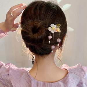 Eleganter goldener Haarstab mit weißer Blume, Schmetterling und lila Quasten