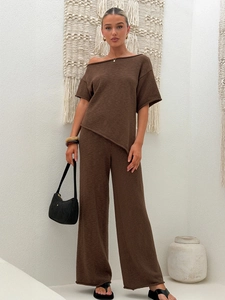 Ensemble 2 pièces femme en maille marron avec haut asymétrique et pantalon large