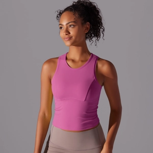 Gros plan du débardeur de yoga rose rouge avec col montant et coutures de maintien