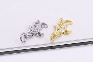 Vista macro di ciondoli a forma di unicorno in oro e argento con zirconi lucidi
