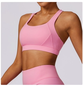 Dettaglio del set yoga rosa elasticizzato che mostra la trama della maglia e la vestibilità