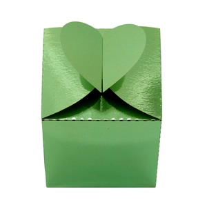 Détail de boîte cadeau verte en forme de cœur avec finition métallique et fermeture pliée