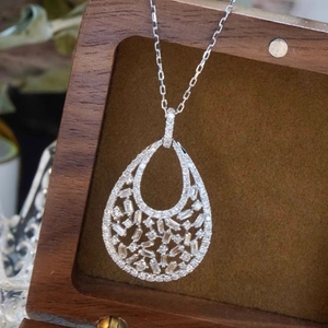 Eleganter silberner Tropfenanhänger mit funkelnden Zirkonia-Steinen in einer Geschenkbox
