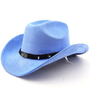 Détail d'un chapeau de cowboy en suède bleu avec ruban ethnique et perles turquoises