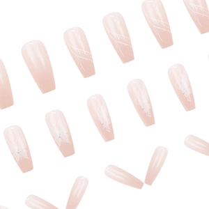 Faux ongles cercueil roses avec motifs de papillons blancs et strass scintillants