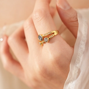 Vue macro d'une bague vintage double rangée en or avec détail de pièce sertie de zircons
