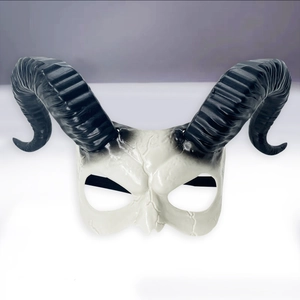 Détail du masque de crâne blanc avec cornes de chèvre noires en spirale pour fête