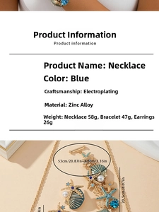 Détails de parure bijoux marins avec étoiles de mer et perles bleues sur sable de plage