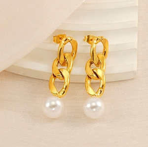 Detail of 18K gold plated stainless steel Cuban chain earrings with white pearls