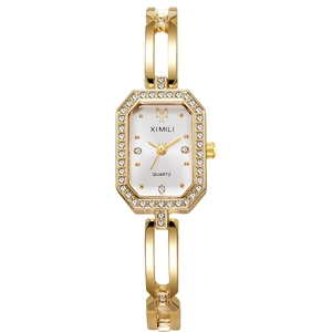 Détail macro de montre à quartz carrée avec lunette en cristal et bracelet chaîne