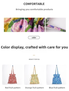Detalle de bolsas tote de lona con cordón y estampados de cereza, cítricos y frutas