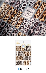 Détail macro de stickers ongles léopard montrant la texture et le fini métallique EM-002