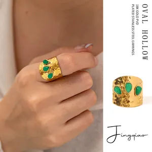 Bague large en acier inoxydable doré martelé avec trois pierres vertes en goutte