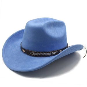 Detail eines hellblauen Cowboyhuts aus Wildlederimitat mit braunem Band und Nieten
