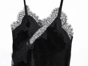 Détail de bordure en dentelle cil et texture velours sur une robe caraco noire
