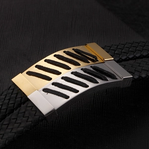 Makroaufnahme von geflochtenem Lederarmband mit zweifarbigem Metallakzent für Herren