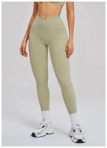 Détail du legging de yoga à taille haute avec coupe en V croisée en couleur vert sauge