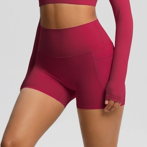 Détail du short de yoga taille haute avec poche latérale pratique et texture mate chic