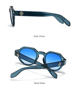 Detailansicht der schmalen Sonnenbrille mit blauem Rahmen und Löwenkopf-Metalldekor