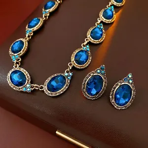 Parure vintage de luxe avec cristaux bleus ovales, collier et boucles d'oreilles dorés