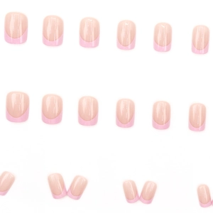 Faux ongles carrés roses style French avec base translucide et finition en résine
