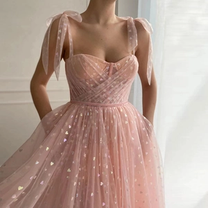 Rosa Korsett-Abschlussballkleid aus Tüll mit Herzpailletten und Schleifenträgern