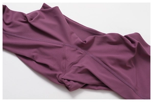 Détail du legging de yoga violet foncé montrant la couture professionnelle à quatre aiguilles