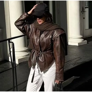 Veste vintage en cuir marron foncé avec revers et ceinture à la taille sur mannequin