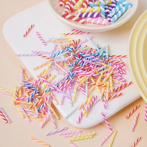 Bunte Spiralstangen aus Fimo für DIY-Schleim und Basteldekoration auf einem weißen Tablett