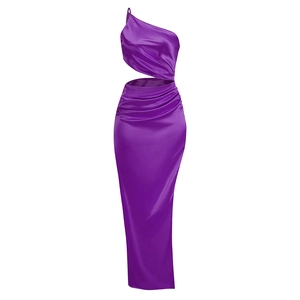 Robe longue en satin violette à une épaule avec découpe à la taille et fronces